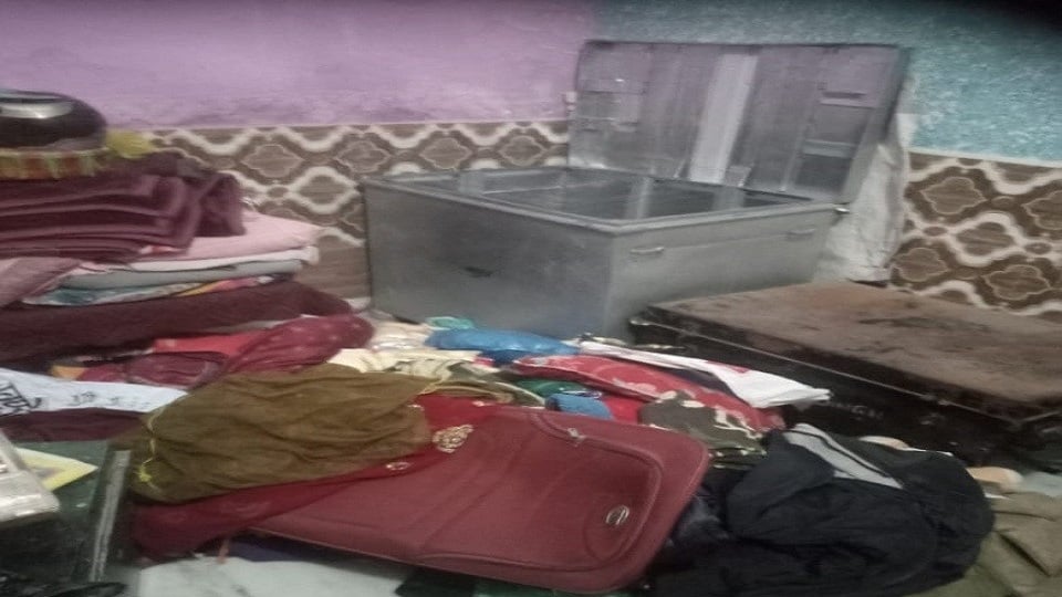 गेट बंद सोसाइटी में फौजी के फ्लैट पर चोरों का धावा: ढाई लाख नकद, 10 तोला सोना और 250 ग्राम चांदी ले गए