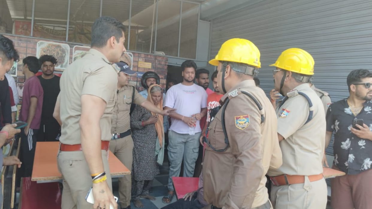 Fire breaks out in restaurant people get burnt scooters also burnt Selaqui uttarakhand News