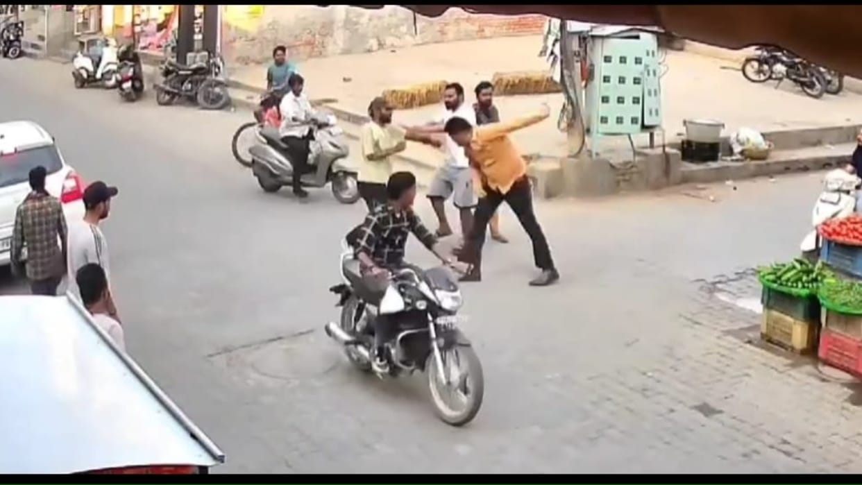 Punjab: Two groups clashed in Chauda Bazaar of Mandi Gobindgarh, opened fire