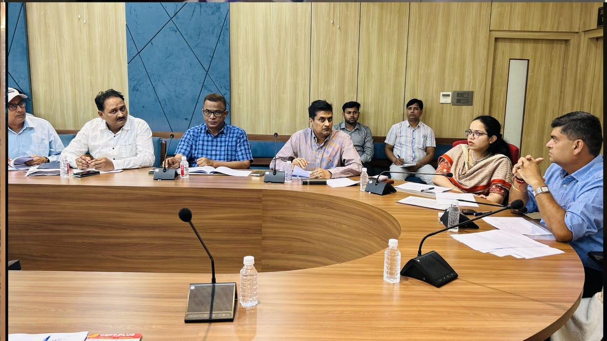 Gorakhpur News: Two officers did not turn up for the review meeting, Commissioner stopped their salaries