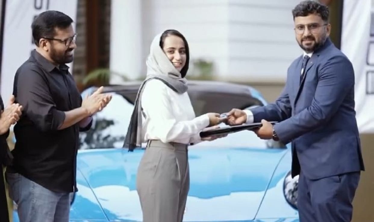 Father gifts daughter Luxury Car Porsche 911 worth crores Know Details