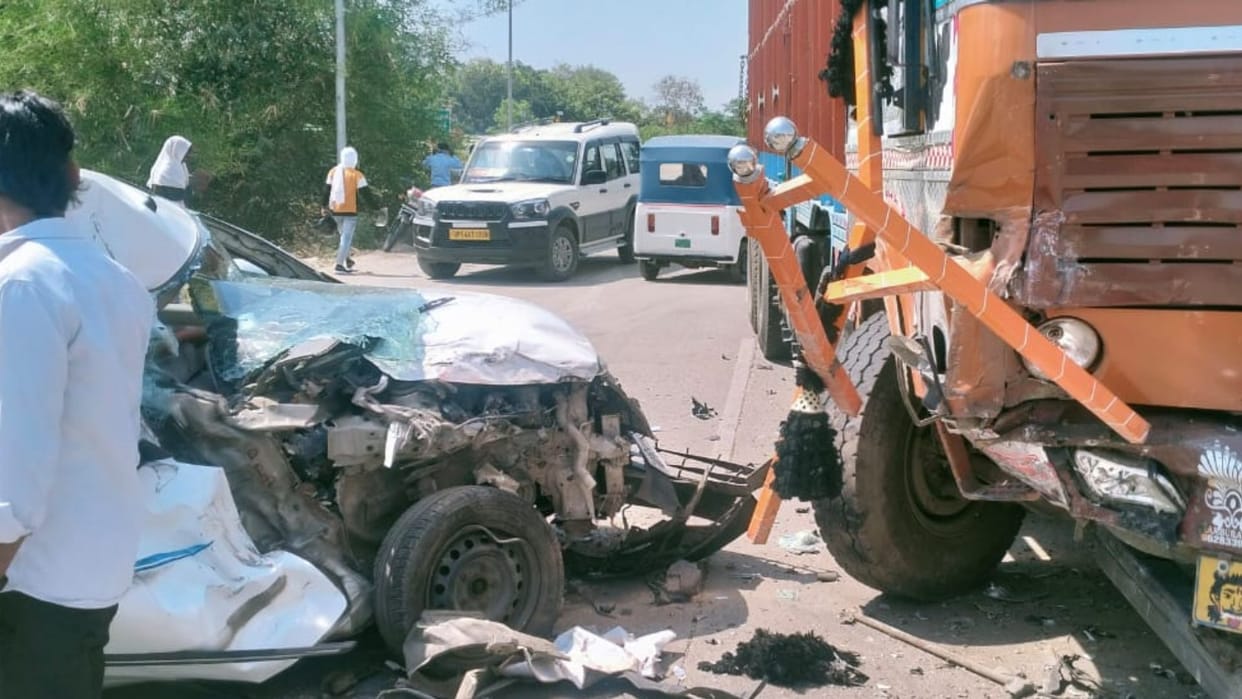 truck hit car on road in Mau Six people injured