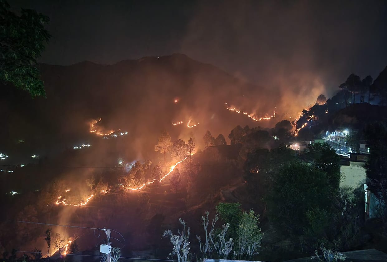 Uttarakhand News Forest fire reached the population area in  Rudraprayag  villagers Panic