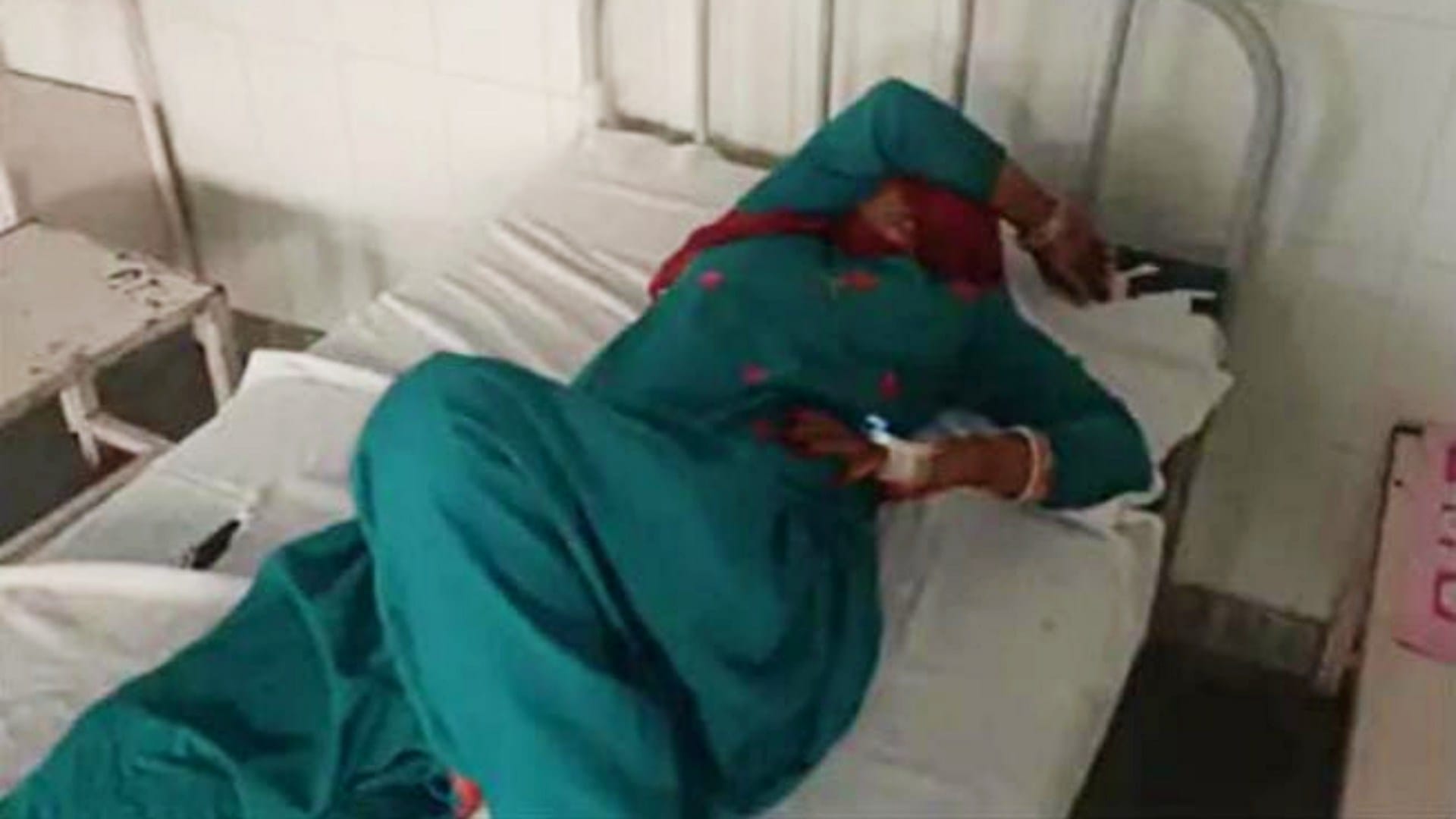 अस्पताल में इलाजरत घायल महिला