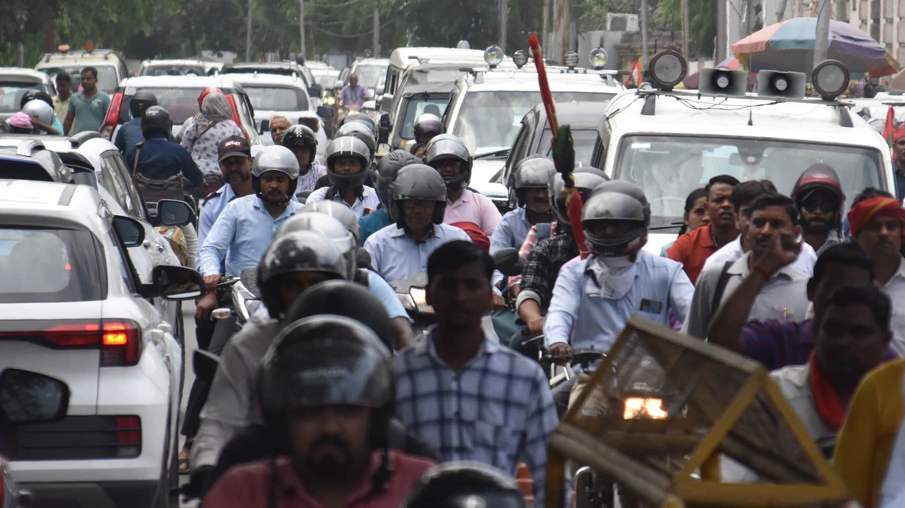 Kanpur Traffic chaos on New Years Day excitement of sightseeing led to disruption long queues of vehicles