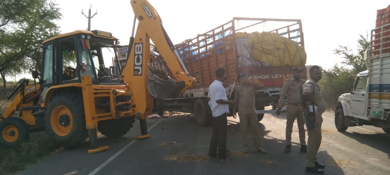 Tragic accident in Kanpur, Truck and DCM collide head on, three died and one injured including driver, admitte