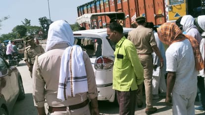 truck hit car on road in Mau Six people injured