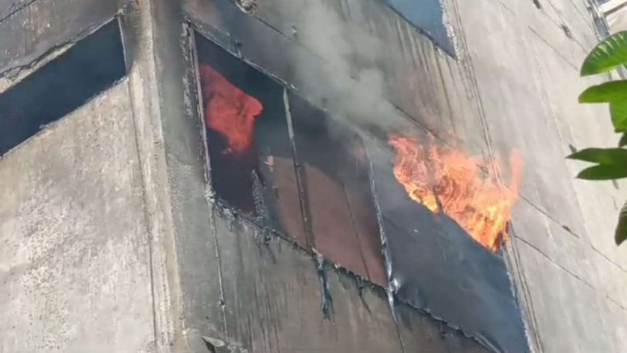 Fire broke out in coaching building at Mayo Hall intersection, many fire engines reached the spot.