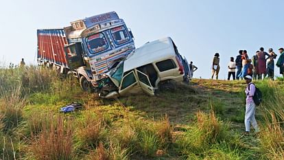 Nalanda: Driver died in collision between truck-Scorpio, police busy taking out dead body with crane