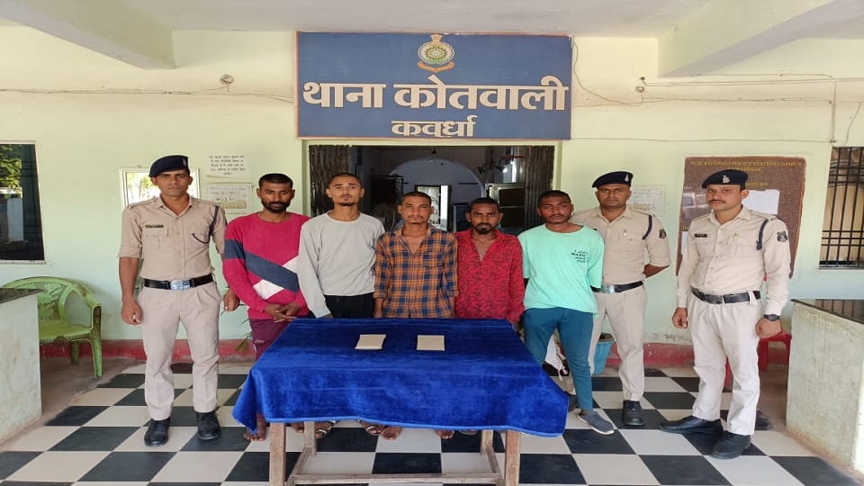 Looted five thousand rupees and goods from a youth riding a bike at knifepoint in Kabirdham