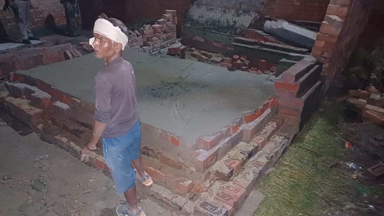Child died in collapse of water tank while bathing and four people injured in varanasi