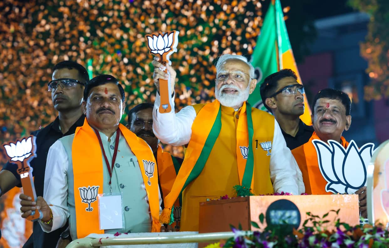 MP LS Chunav: PM's road show in Bhopal, people showered flowers and Modi greeted the public with folded hands.