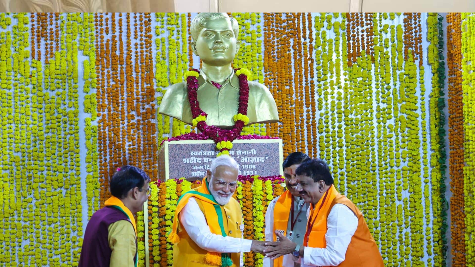 MP LS Chunav: PM's road show in Bhopal, people showered flowers and Modi greeted the public with folded hands.