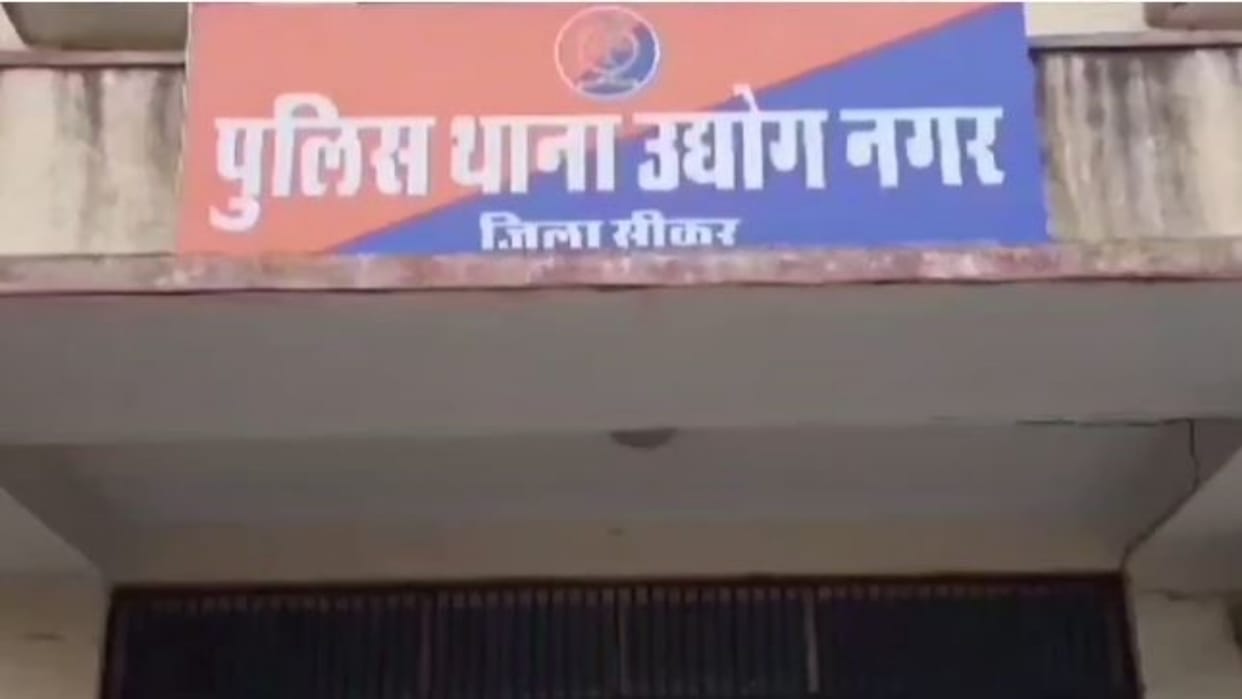 Sikar News: Thieves ran away after looting the chain from outside Dotasara's house, incident recorded in CCTV