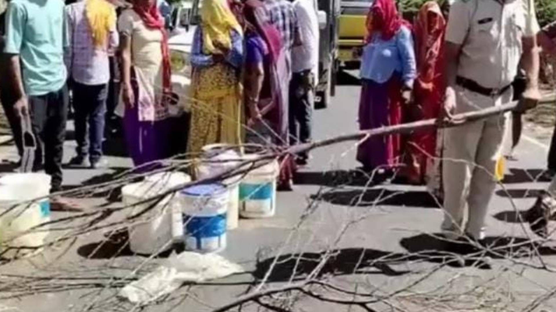 ग्रामीणों ने किया सड़क जाम