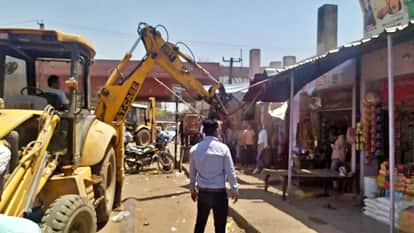 Dholpur City Council fired bulldozers on major roads and intersections of city against encroachment