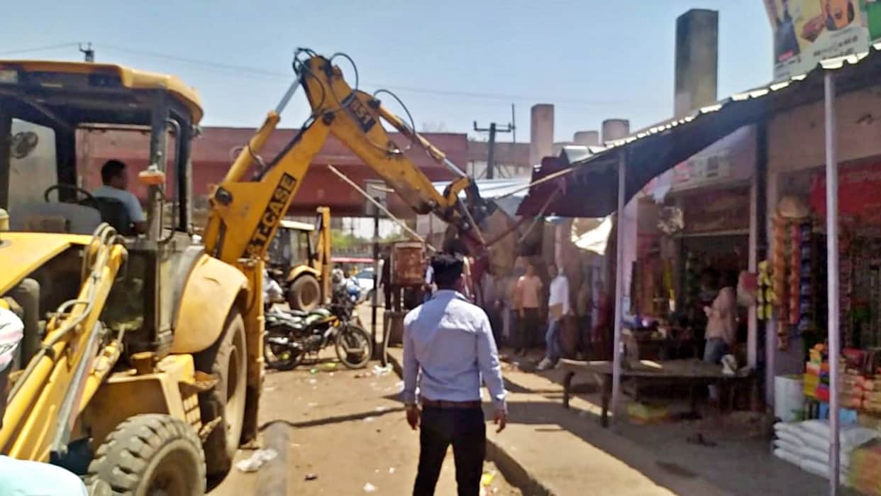 Dholpur City Council fired bulldozers on major roads and intersections of city against encroachment