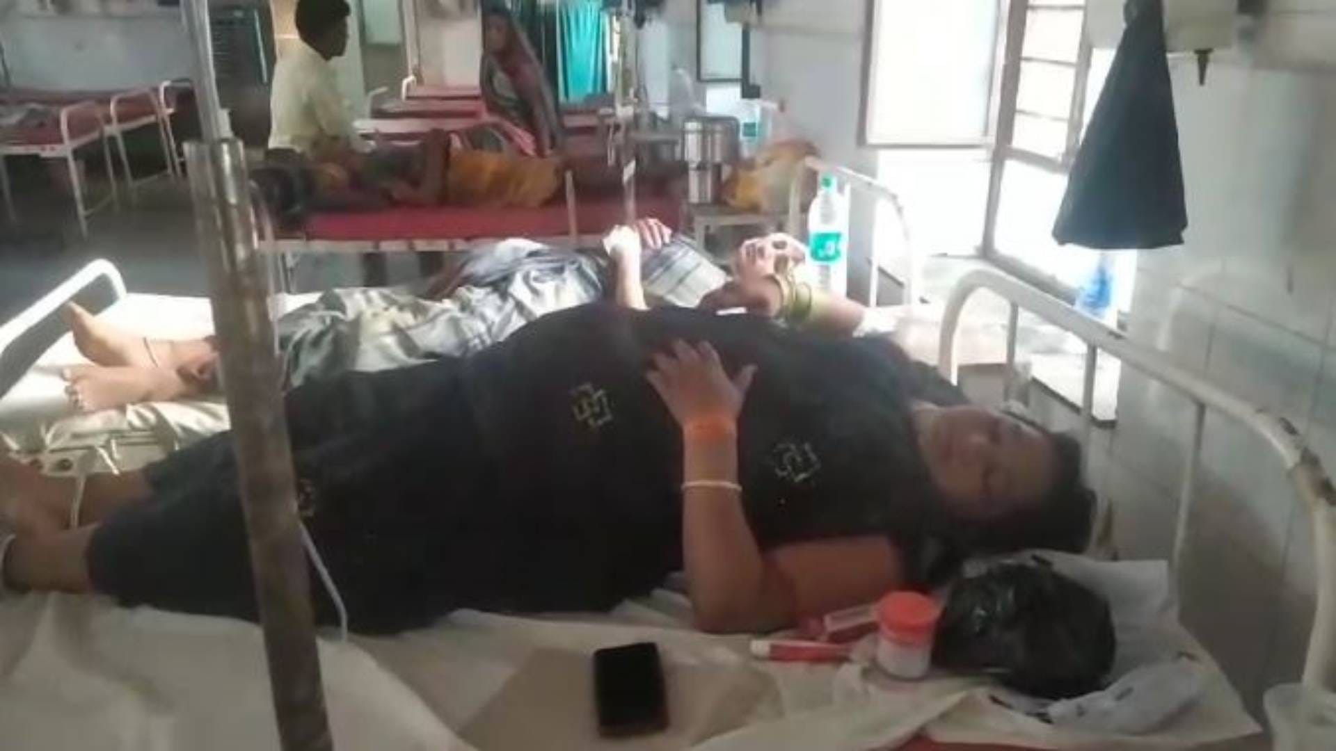 घायलों का इलाज जारी