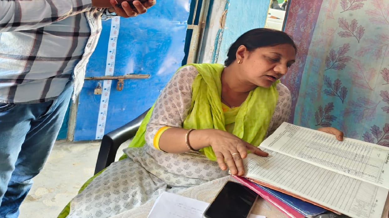 Education department raid in Nangal Chaudhary, class of 10th class students running in primary school
