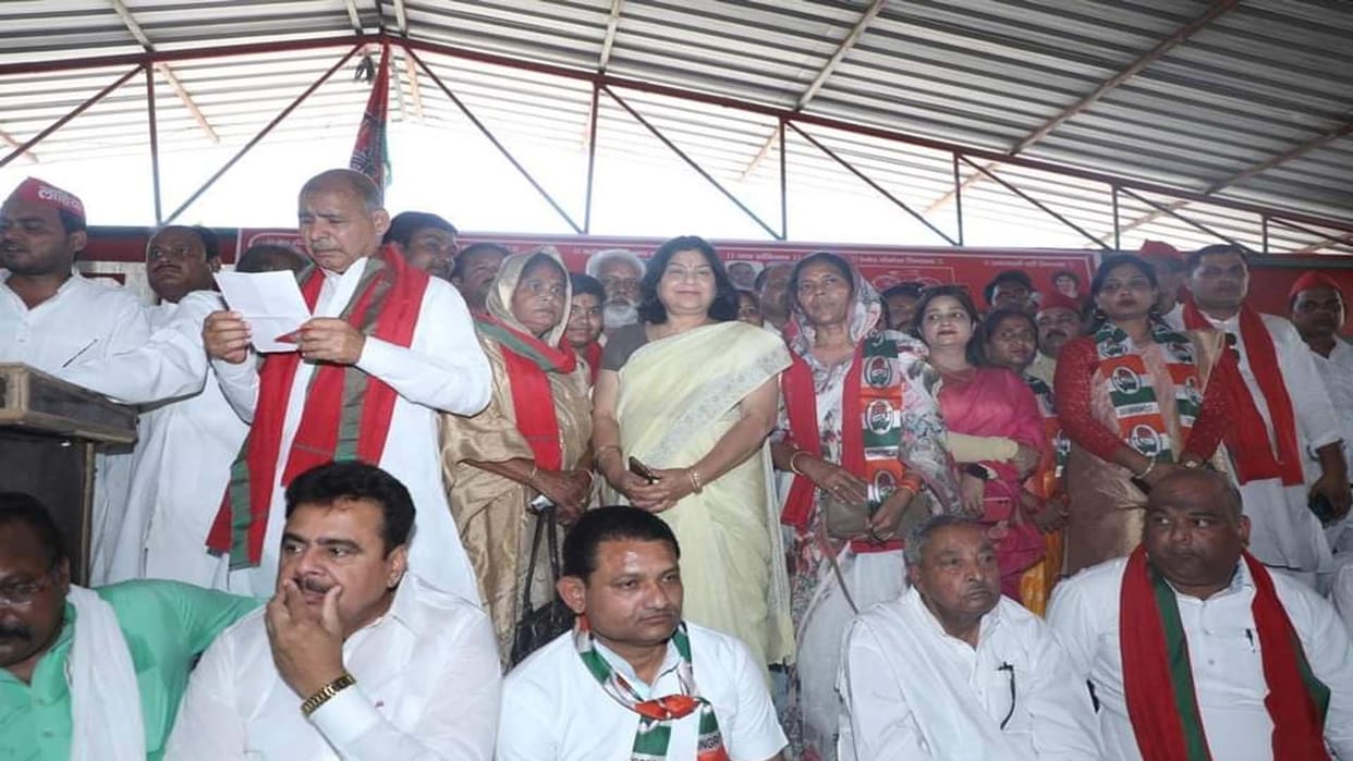 Hardoi: Anita Verma seen with Bhabhi on stage after 20 years