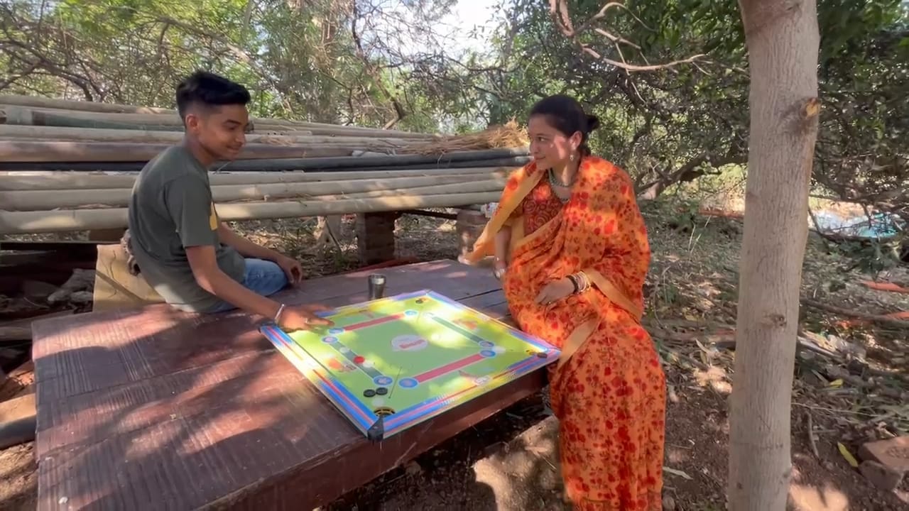 शिवपुरी में प्रचार के दौरान प्रियदर्शनी सिंधिया कैरम खेलने के लिए रुकीं।