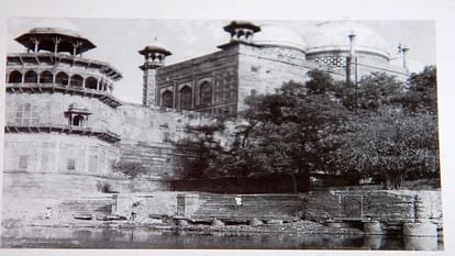 stairs of Basai Ghat of Taj Mahal were visible till 1960 buried in silt