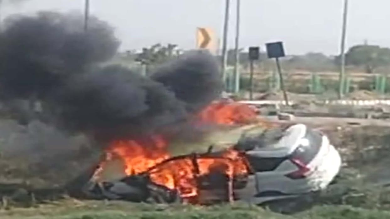 Kanpur: Fire broke out in a moving car near the airport new building