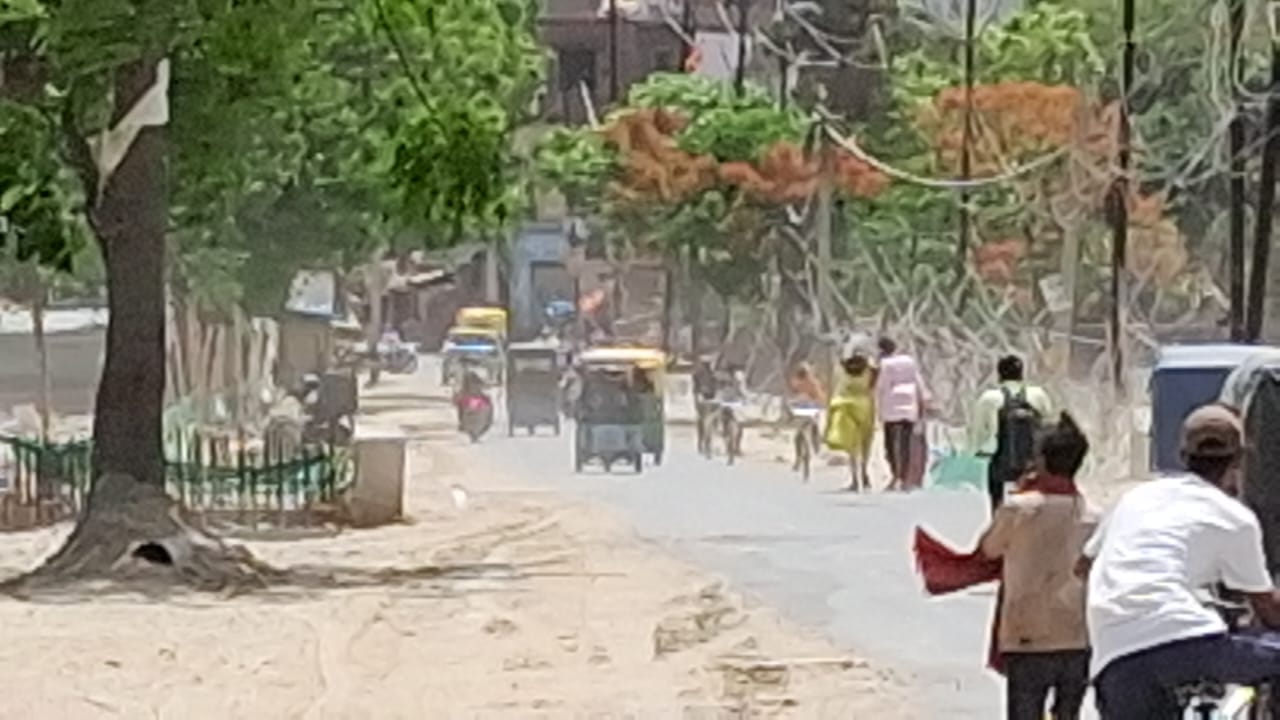 सड़क पर तेज चलता लू।