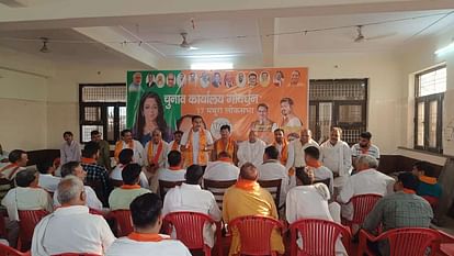 50 Pradhans joined BJP in Mathura Before PM Modi's public meeting in Agra