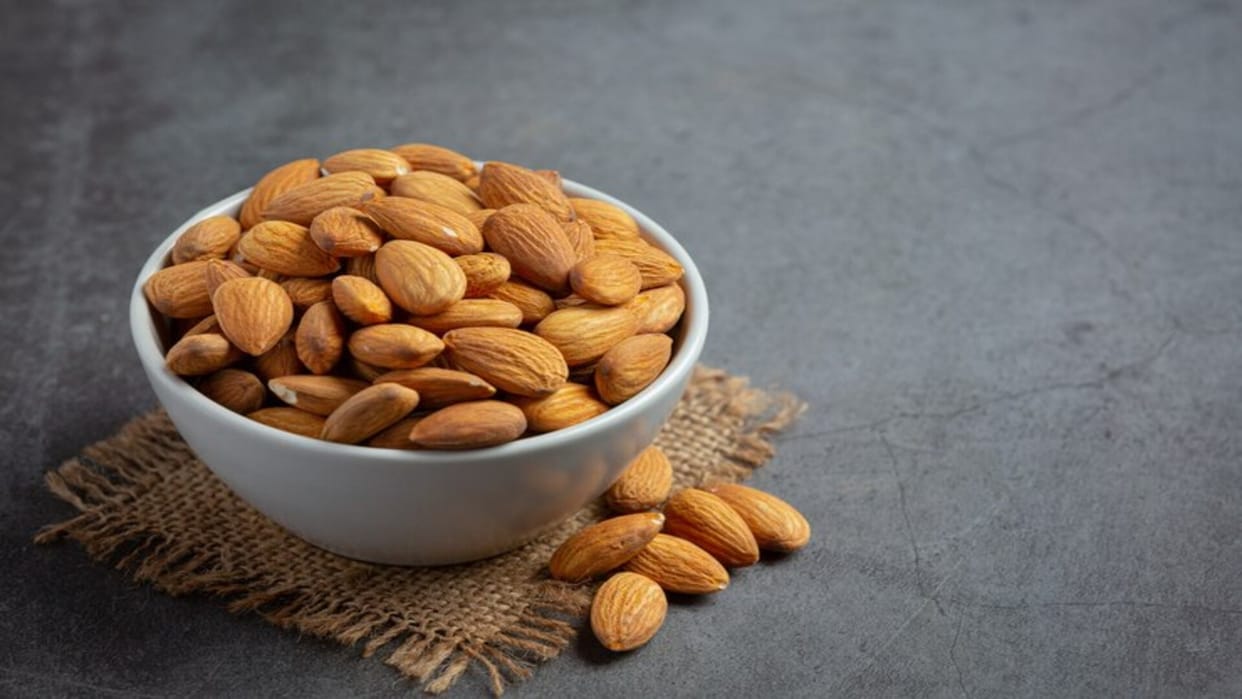 Hair Care tips how to colour you hair with almond in hindi badam se bal kale kaise karein