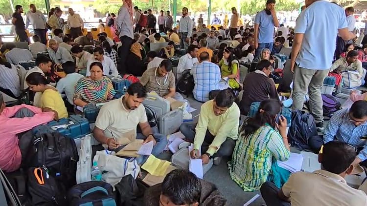 Amroha seat: पोलिंग पार्टियों को किया गया रवाना, कल होगा मतदान, मैदान में 12 प्रत्याशी...17 लाख डालेंगे वोट