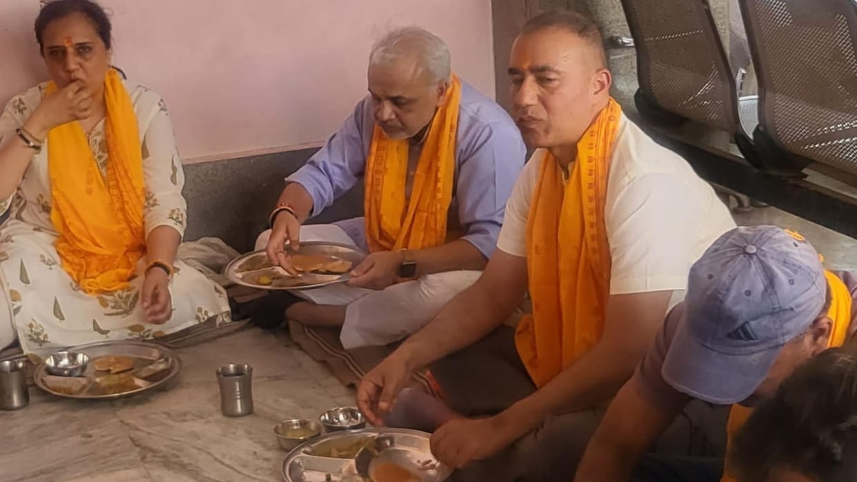 Former PM Lal Bahadur Shashtri's son offer prayer to Ramlala.