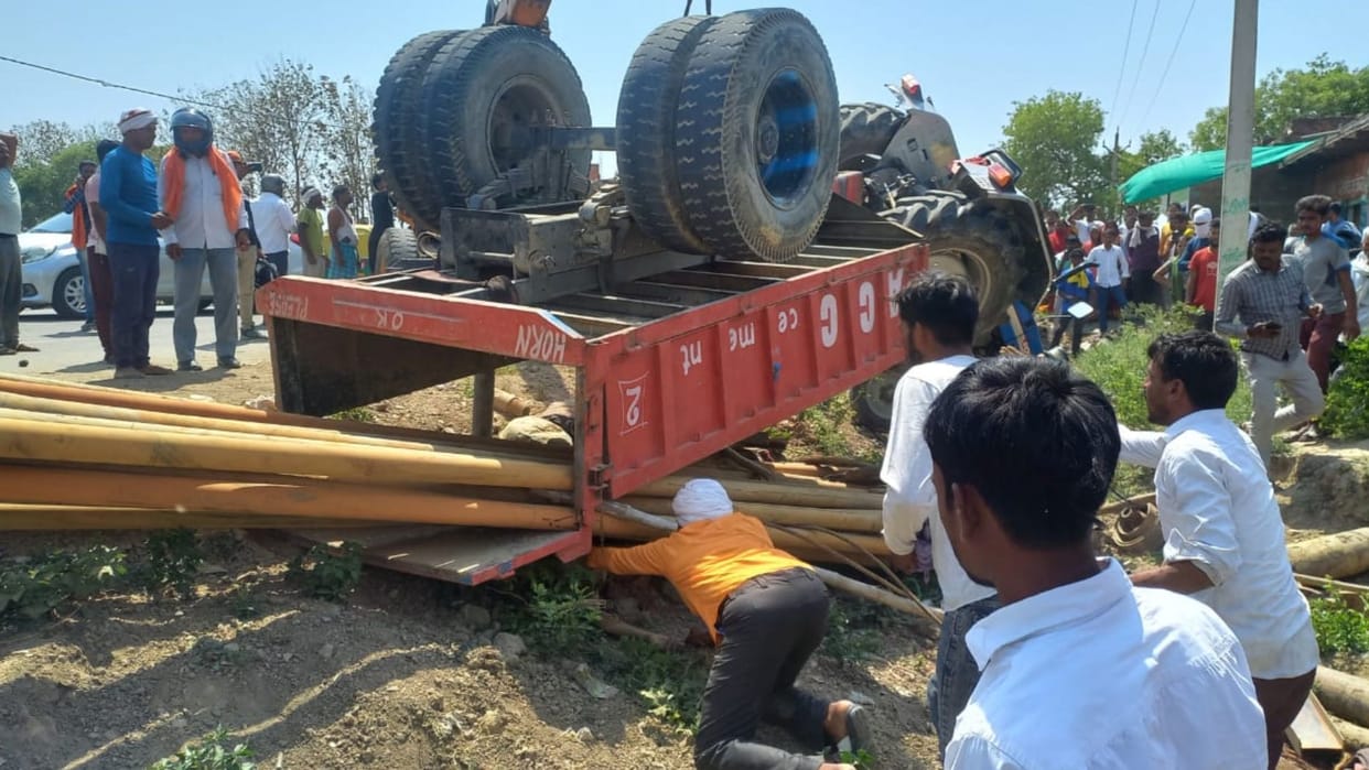 one Laborer dies after under uncontrolled tractor crushed on road in Bhadohi another injured