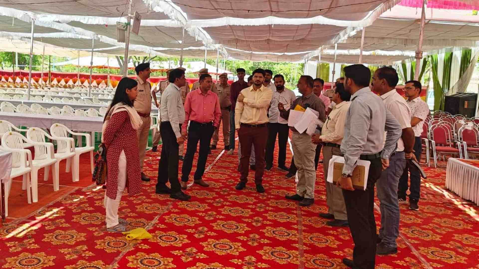 चुनाव केंद्र का जायजा लेते अधिकारी।