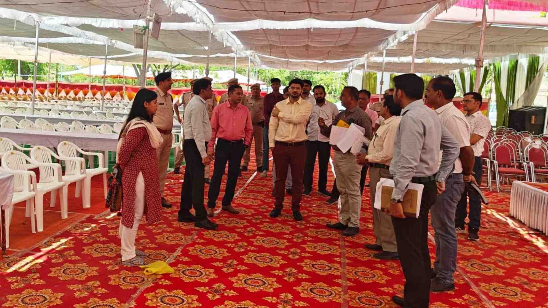 चुनाव केंद्र का जायजा लेते अधिकारी।