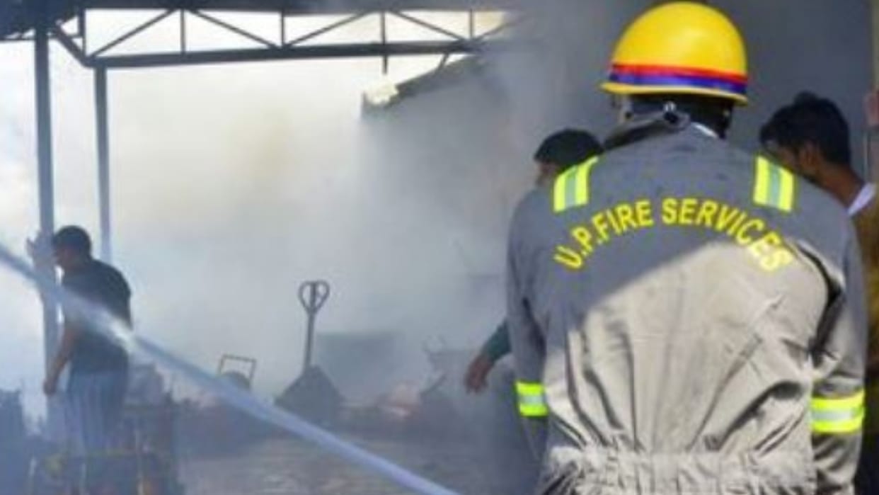 Fire broke out in illegal junk warehouse in Lucknow huts were also engulfed fire under control in five hours