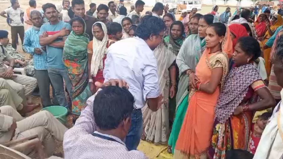 villagers stopped polling team from entering village in Balod