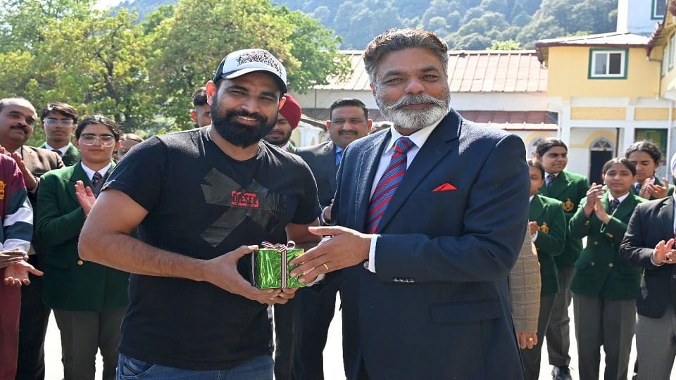 Cricketer Mohammed Shami taught bowling tricks to students in Nainital