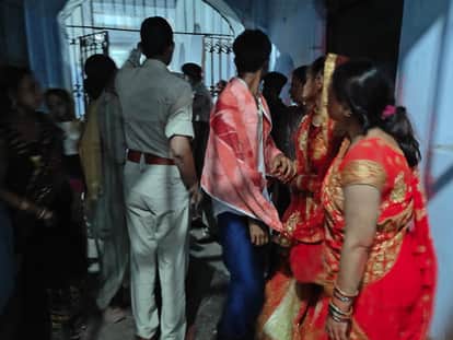 Bihar News : Bride brother beaten for borrowing big size shoe for groom in gaya bihar marriage function