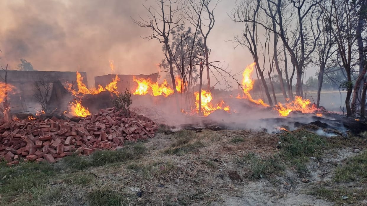 41 houses burned out in Chakiya village in Gonda.