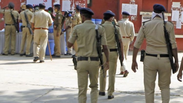 Moradabad: पत्नी के साथ प्रेमिका को घर पर रखा, परिवार के लोग करने लगे अभद्रता, फिर निर्यातक ने दिया तीन तलाक