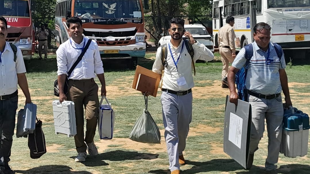 jammu lok sabha election : voting on 2416 Centers on friday 26 april Polling Parties Leave