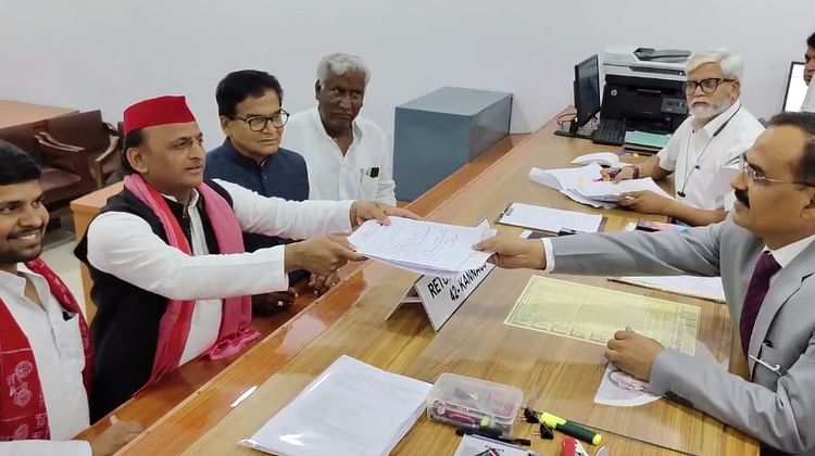 Akhilesh Yadav: अखिलेश यादव ने किया कन्नौज सीट से नामांकन, बोले- यहां के विकास के लिए करूंगा काम