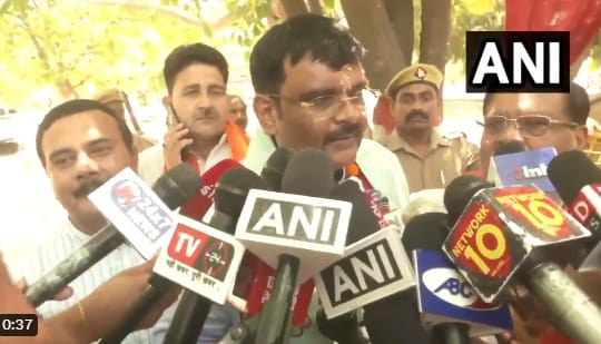 Kannauj case victim aunt is associated with BJP SP claims minister makes a big statement on viral photos