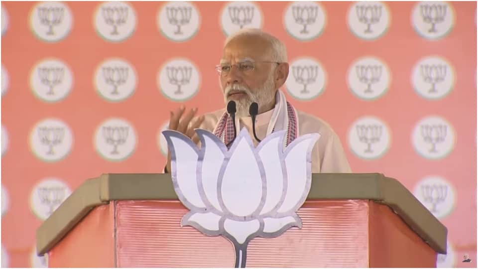 मुरैना में सभा को संबोधित कर रहे पीएम मोदी।