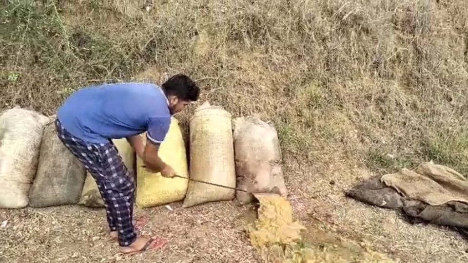 Excise department team seized Mahua liquor in large quantity in Dhamtari