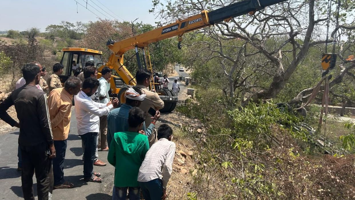 Uncontrolled Bolero fell from mountain the ditch in mirzapur Four visitors injured