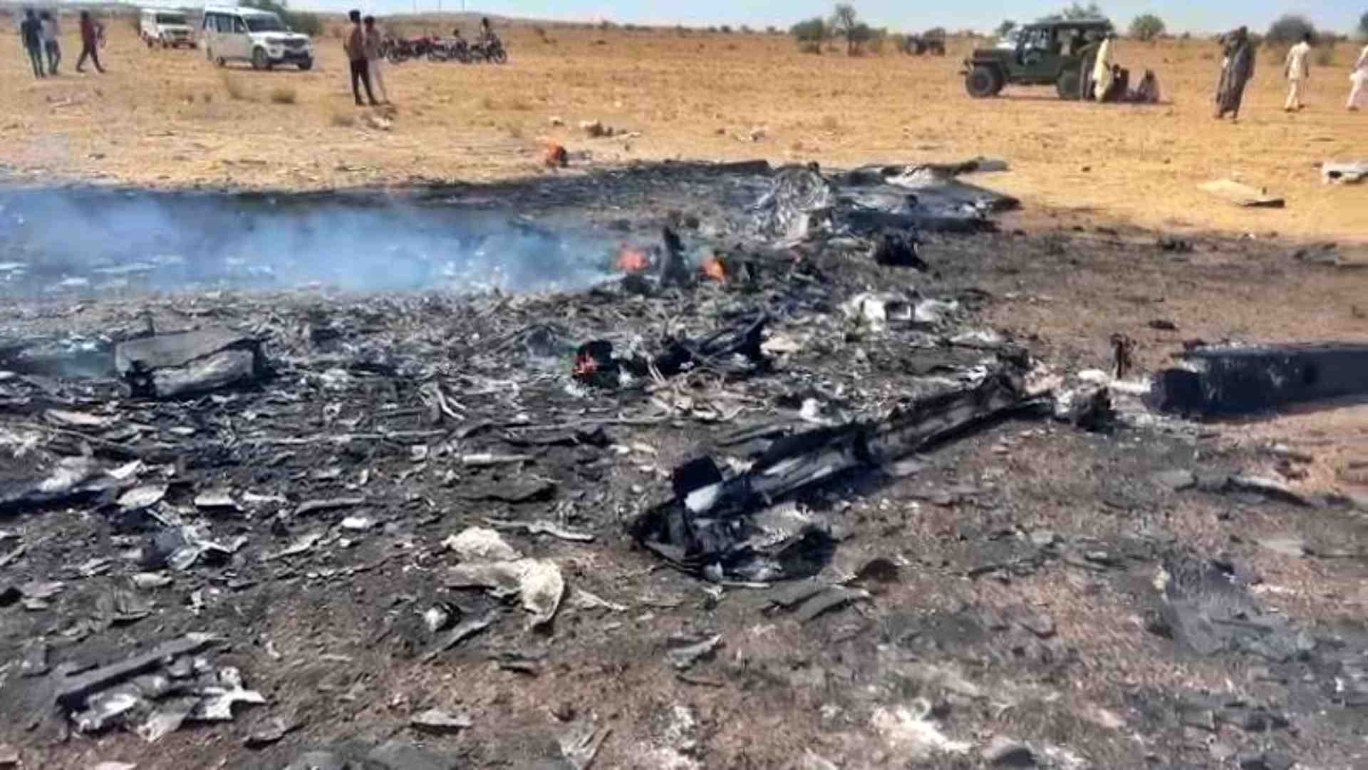 मौके पर पड़ा विमान का मलबा।