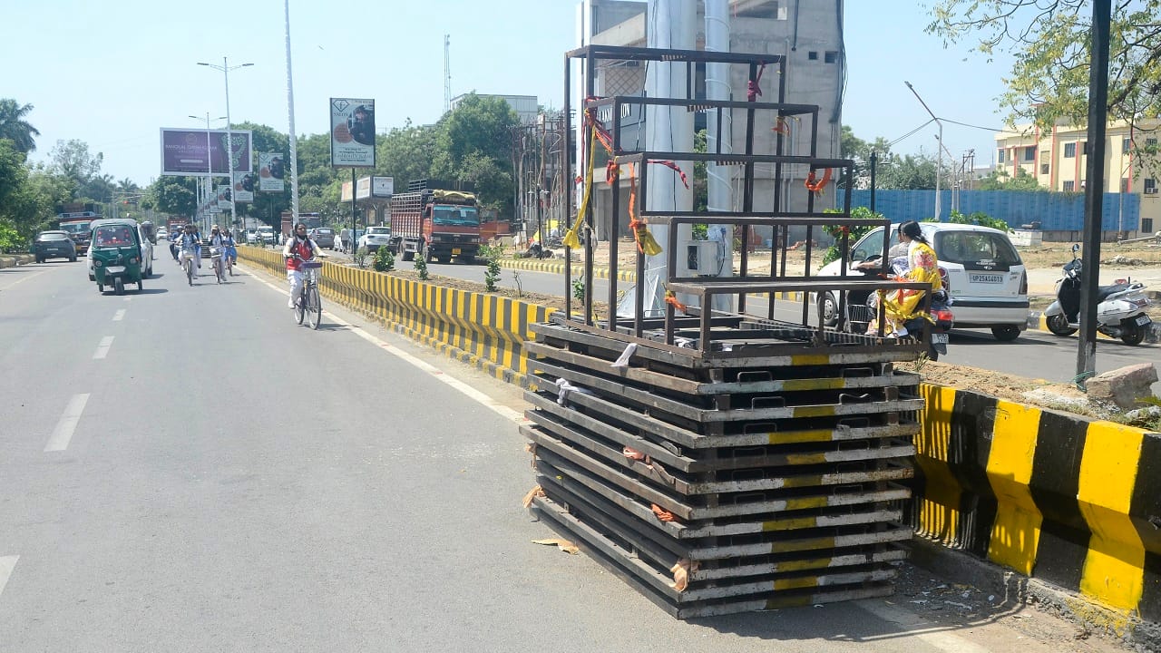 Roads and dividers are being decorated for PM Modi road show in Bareilly