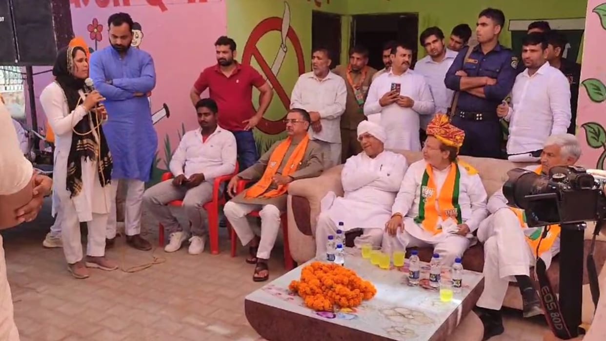 Rohtak: Questions asked to BJP candidates in Titauli and Sisrauli, scuffle between organizers and farmers